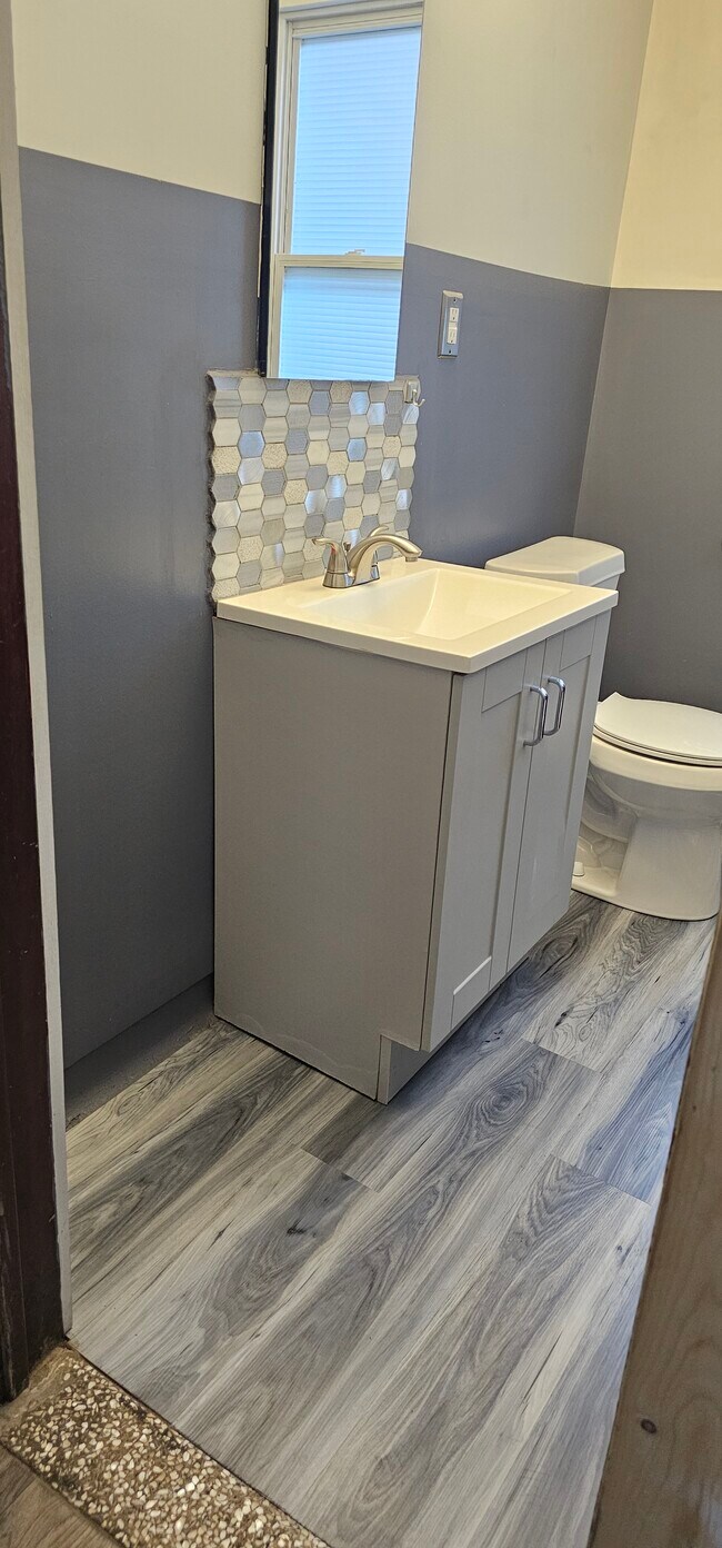 Foto del edificio - 1719 Central St