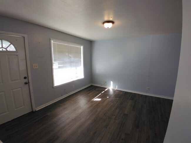 Foto del edificio - 1611 Aaron Ave