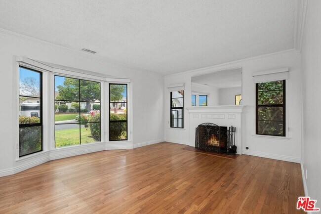 Building Photo - 6111 W 75th St