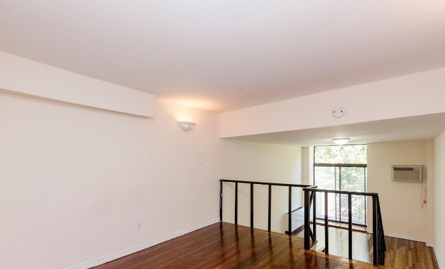 Foto del edificio - 87 E 10th St