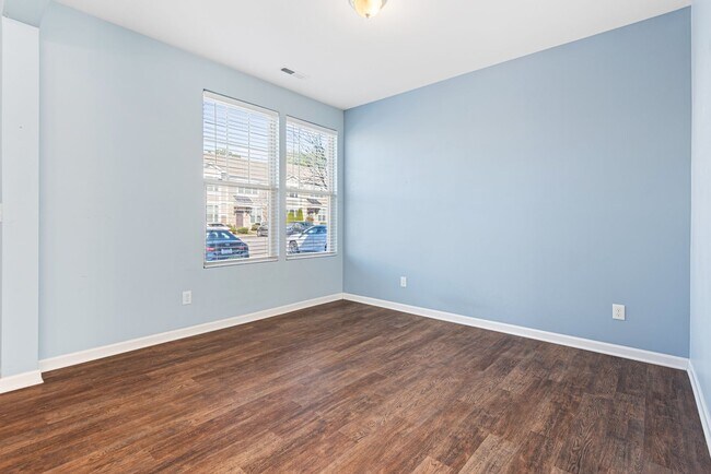 Building Photo - Excellent 3 Br Townhouse with Community Pool!