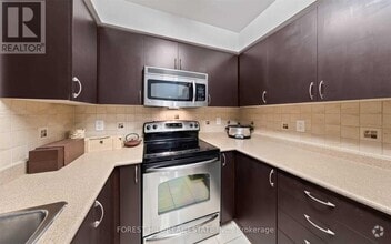 Building Photo - 5500-5500 Yonge St