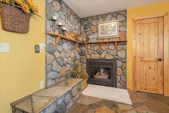 Foto del edificio - Lake Forest 3 Bedroom Ski Lease