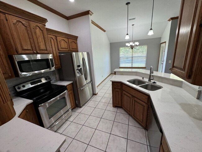 Building Photo - 4 bed, 2 bath ,3 car with storm shelter! B...