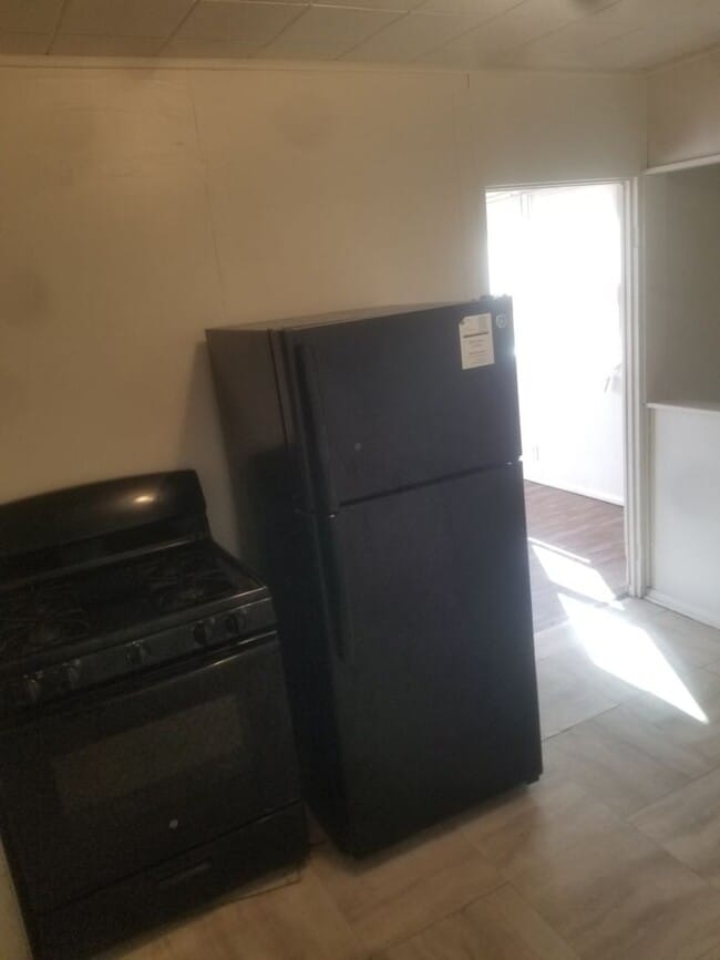 Building Photo - 2 bedroom home available in Rockford