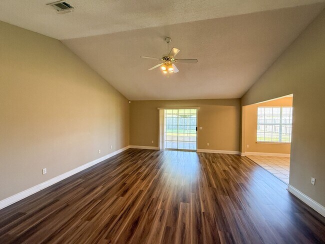 Foto del edificio - 4 bedroom 2 bath brick house available for...