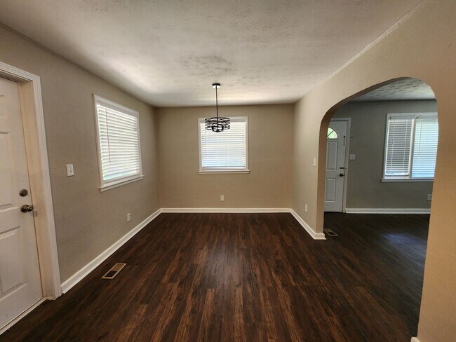 Foto del edificio - 3 Bedrooms 1.5 Baths Carport - Midtown