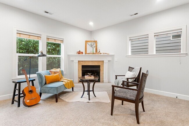 Foto del edificio - Beautiful 4-bdr/2.5 bath Hillsboro home w/ fireplace near nature area, Intel, Nike, and more