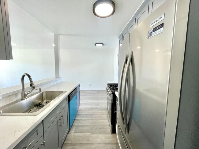 Building Photo - Modern 1-Bedroom Apartment in Gated Van Nu...