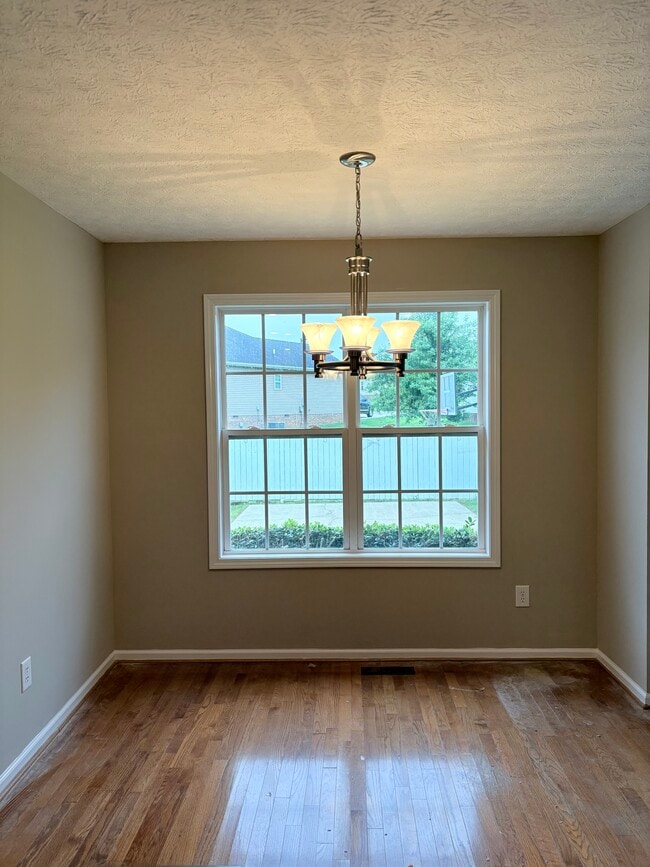 Building Photo - 3255 Cave Springs Ave