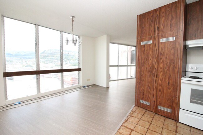 Building Photo - Kaimuki Jade 2 Bedroom, 1.5 Bath, 1 Parking!!