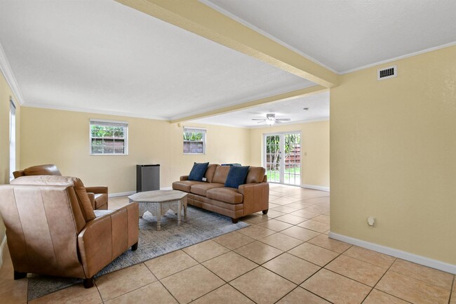 Building Photo - 814 Poplar Dr
