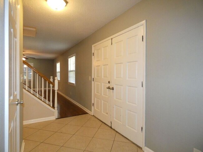 Building Photo - 5278 Lakewood Dr