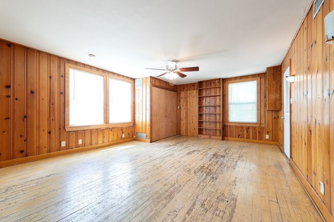 Building Photo - UT PRE-LEASE: 4 bed / 2 bath North Campus ...