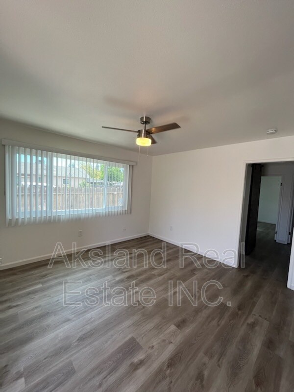 Foto del edificio - 4555 McGinn Ave