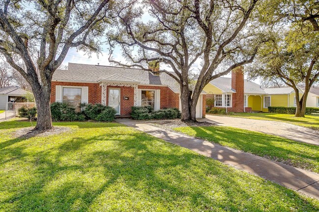 Building Photo - 2 Bed with backyard