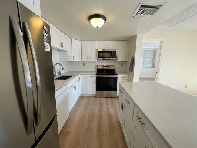 Building Photo - 85 Brainerd Rd