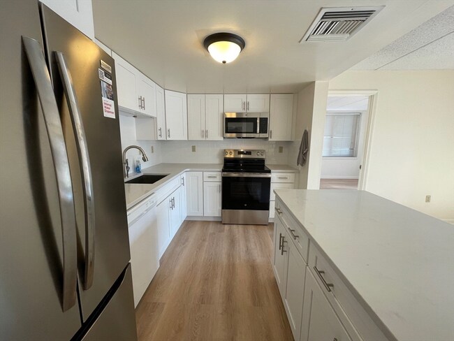 Foto del edificio - 85 Brainerd Rd