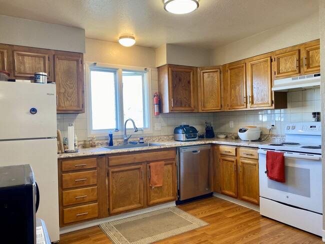 kitchen - 917 E 46th Ct