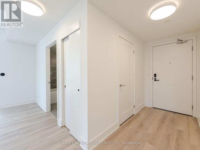 Photo du bâtiment - 8-208 Manor Rd W