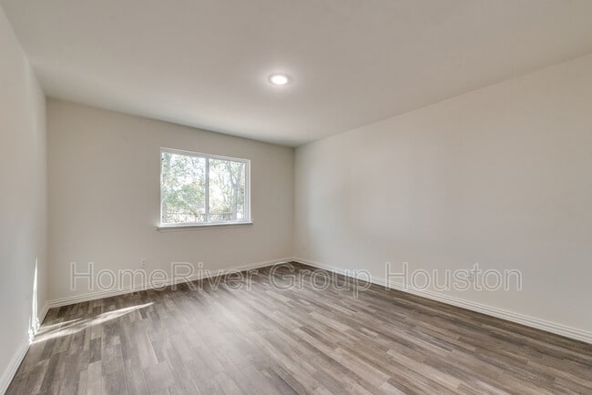Building Photo - 5513 Bacher St