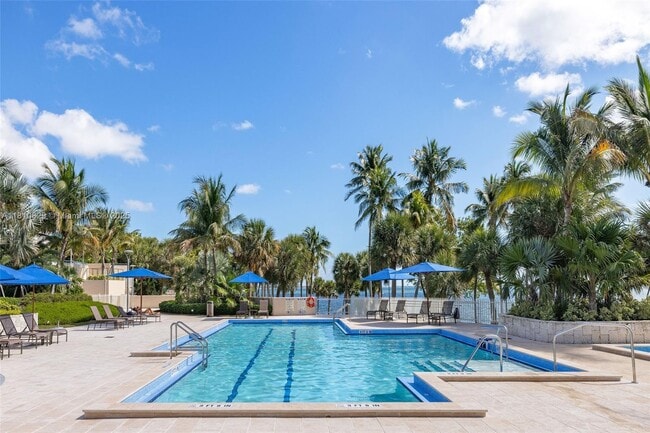 Foto del edificio - 2 Grove Isle Dr