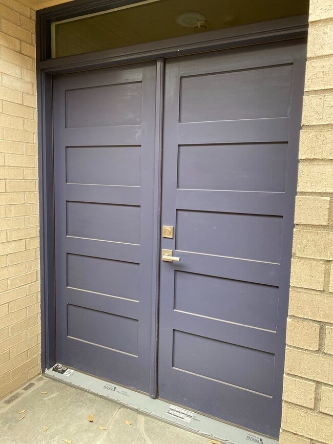 Building Photo - Wonderfully Remodeled Duplex Near River Cr...