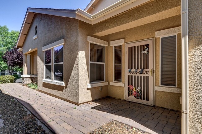 Building Photo - Beautiful 2 bed + den, 2 bath townhome in ...