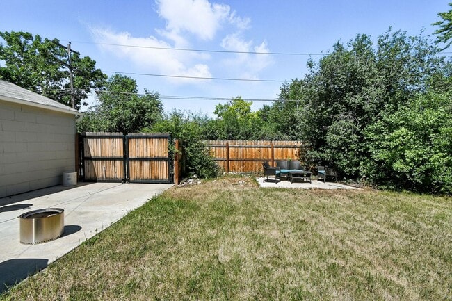 Building Photo - Gorgeous updated ranch with GARAGE and Cen...