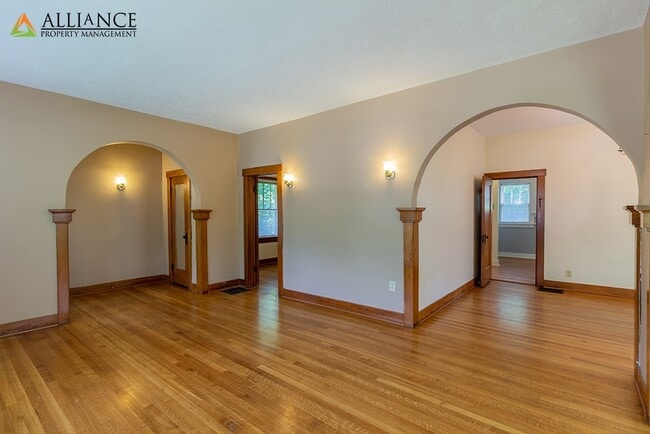 Building Photo - Gorgeous Home!!