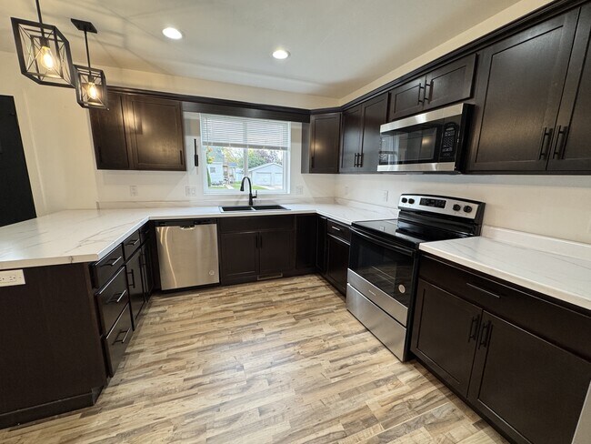 Foto del edificio - 445 S Baird St