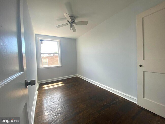 Building Photo - 1562 Devereaux Ave