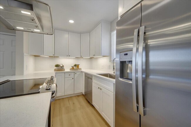 Building Photo - 5644 Playa Del Rey Ct