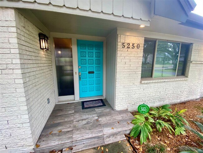 Foto del edificio - 5250 Birdwood Rd