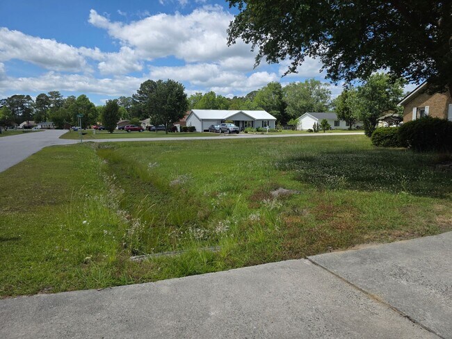 Foto del edificio - 4 Bedroom house with bonus room and large yard.
