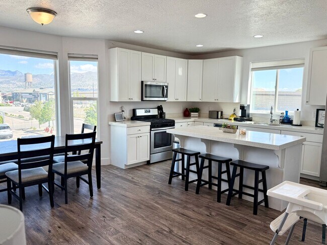 Foto del edificio - Beautiful corner townhome in Cardon Square community