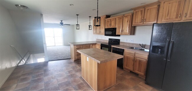 Building Photo - 2 Bedroom 1.5 Bathroom & 1 Car Garage For ...
