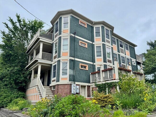 Building Photo - 205 Summer St