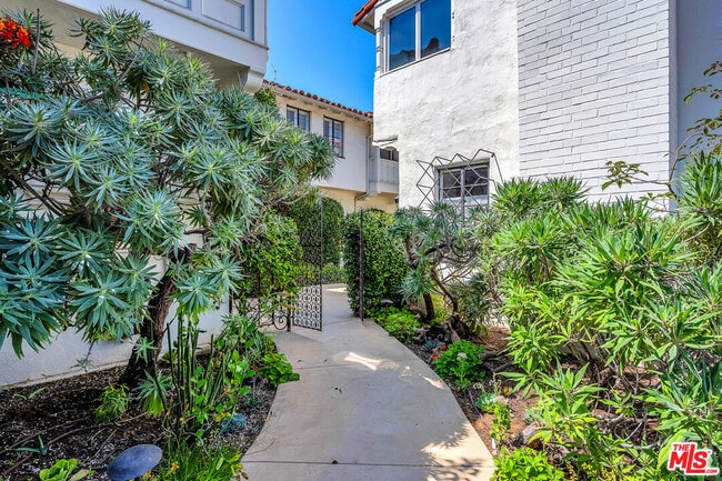 Building Photo - 10801 Lindbrook Dr