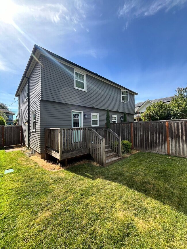 Foto del edificio - Gorgeous 2-Bedroom Townhome! Hardwood Floo...