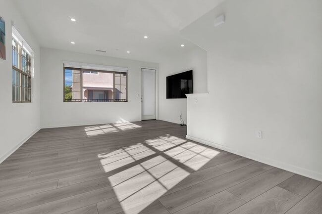 Photo - 711 Spring Gdn Townhome