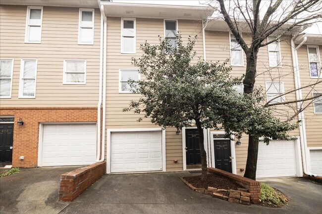 Building Photo - Beautifully Renovated 2/1.5 Townhome in Vi...