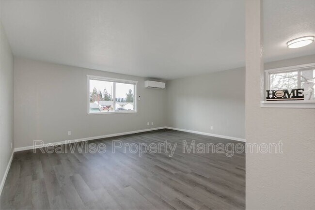 Building Photo - 904 S Comstock Rd