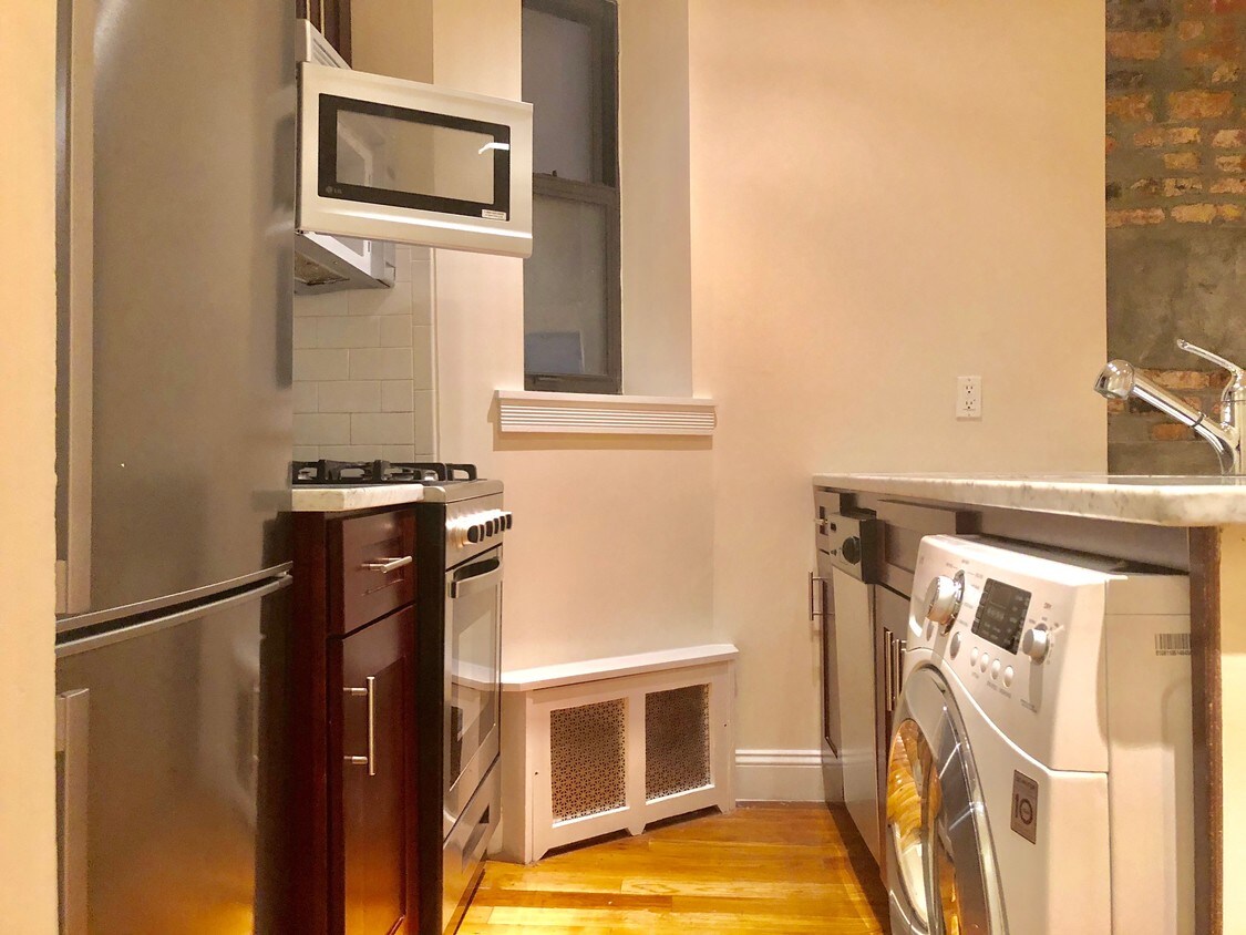 Kitchen with washer and dryer - 322 E 55th St