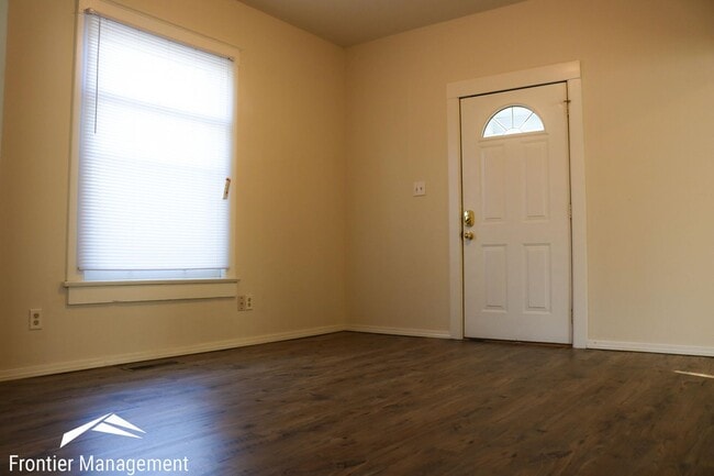 Building Photo - 923 Osage St