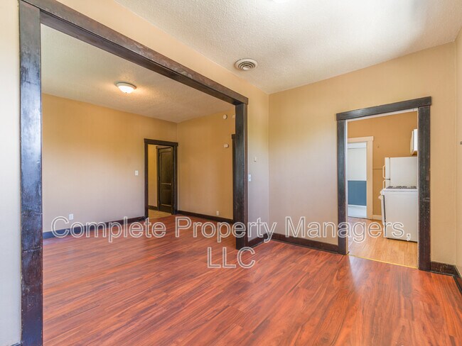 Foto del edificio - 325 E Washington St