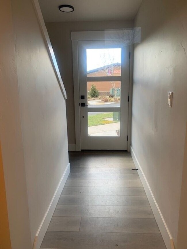 Foto del edificio - 3 Bed/3 Bath Modern and Luxurious Townhome in NE Bend