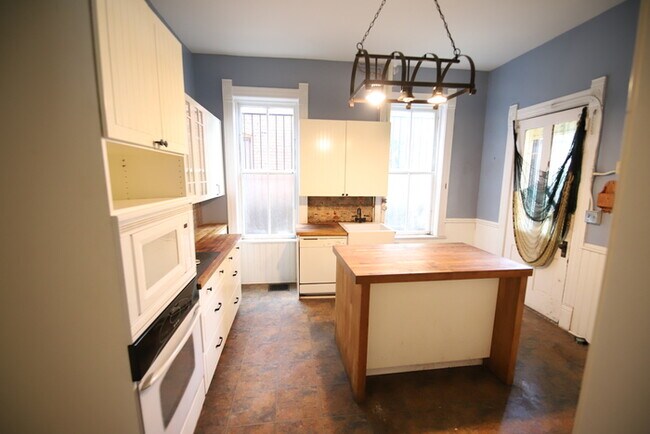 Building Photo - 2BD/1BA First Floor Apartment