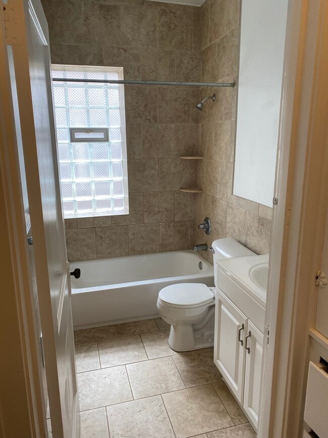 Foto del edificio - 1026 Lakepointe St