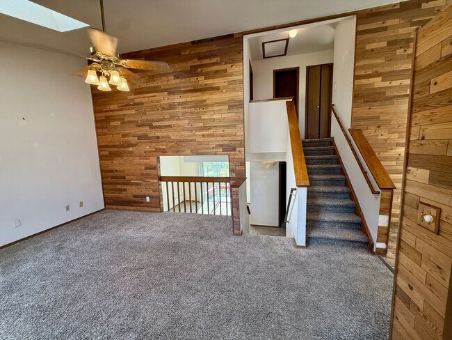 Foto del edificio - 3 Bedroom 2 Bath Tri Level Home with 2 Car...